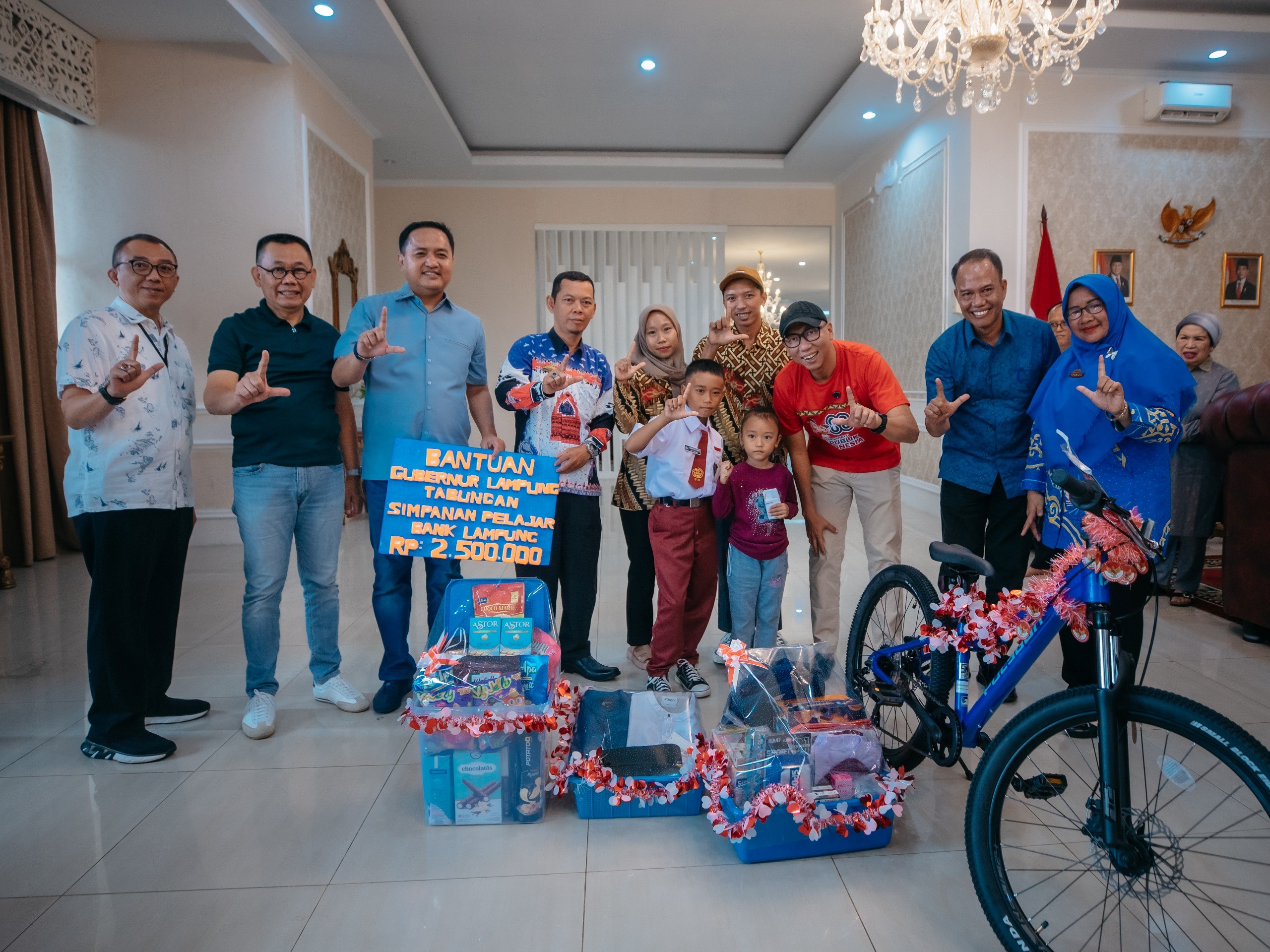 Aksi Viral Raihan Panjat Tiang Bendera, Gubernur Mirza Beri Hadiah Sepeda hingga Tabungan
