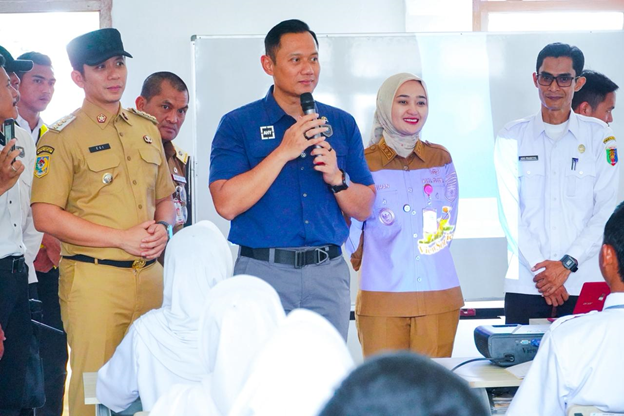 TINJAU SRMA 32 LAMPUNG SELATAN, MENKO AHY DAN WAGUB JIHAN KOMITMEN MAJUKAN SEKOLAH RAKYAT UNTUK PENDIDIKAN BERKUALITAS