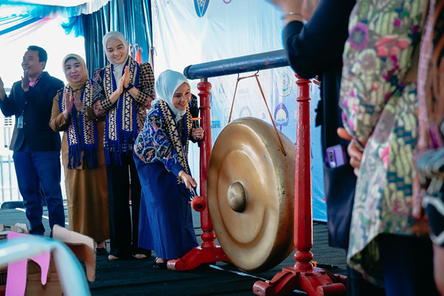 PURNAMA WULAN SARI MIRZA APRESIASI IMMANUEL’S EDUCATION FAIR: BENTUK GENERASI CERDAS, KREATIF, DAN BERKARAKTER